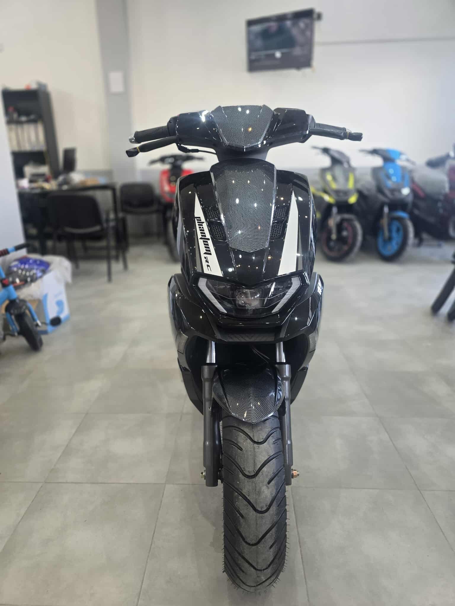 Vue 1 - Scooter PHANTOM Z1 125